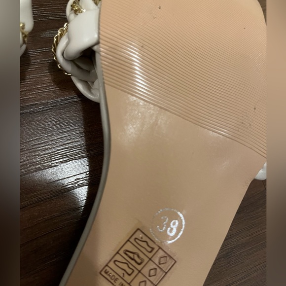 ! 2 for 20 ! GOLD AND WHITE LOW PLATFORM HEELS - Picture 4 of 6